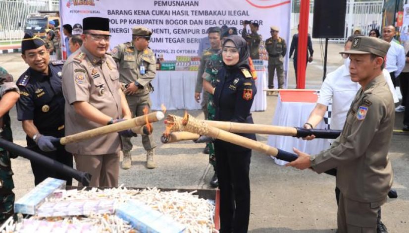 PEMUSNAHAN-ROKOK-ILEGAL-Bupati-Bogor-Rudy-Susmanto