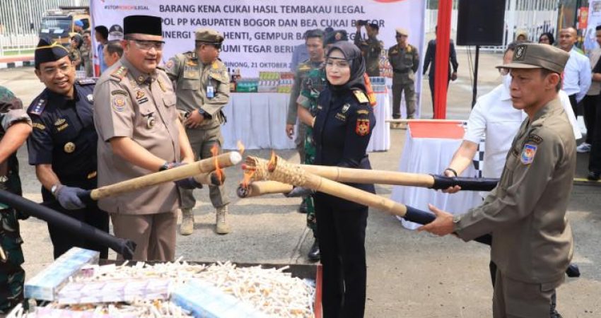 PEMUSNAHAN-ROKOK-ILEGAL-Bupati-Bogor-Rudy-Susmanto