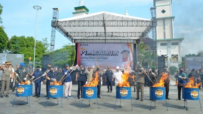 KDM Bakar Rokok Ilegal Senilai Rp65,1 Miliar di Alun-alun Garut