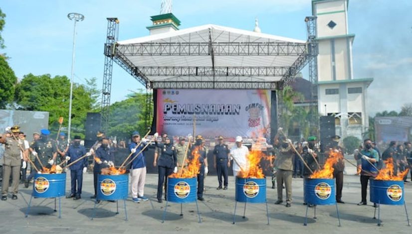 KDM Bakar Rokok Ilegal Senilai Rp65,1 Miliar di Alun-alun Garut