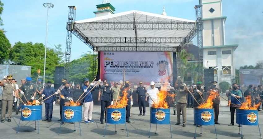KDM Bakar Rokok Ilegal Senilai Rp65,1 Miliar di Alun-alun Garut